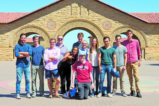 L’équipe 2016 sur le campus de Stanford. Ci-dessous, Christian Jacot-Descombes,  à l’origine de cette opération lancée en 2013 par BCV.PHOTO: cjd