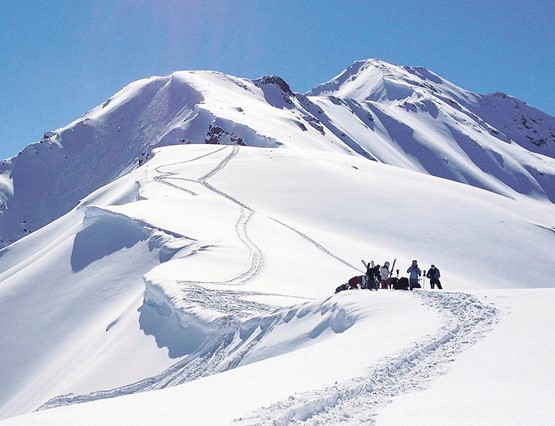 Pour éviter de déclencher une avalanche, les skieurs doivent préparer soigneusement leurs sorties hors-pistes. 