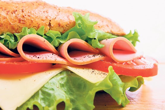 Un sandwich reste un sandwich. Donner une description extensive de la provenance de chaque aliment dans tous ses détails ne manquerait pas de provoquer plus d‘absurdité que de clarté.