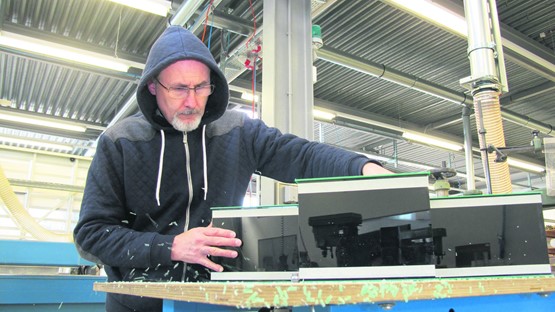 «Ecouter la radio? Vous le voyez avec mon collaborateur sur cette image, une seconde d’inattention et un accident grave pourrait se produire.» Alexandre poggi, propriétaire de jauslin plexacryl, le mont-sur-lausanne.