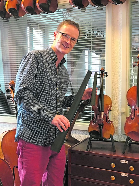 A l’image, le moulage en silicone d’un manche. Au centre, à l’intérieur d’un violoncelle, le travail d’un faussaire. Une vraie contrefaçon d’époque!