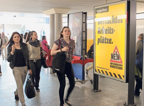 Les jeunes qui entrent sur le marché du travail et les femmes : l‘initiative prétend les protéger, mais c‘est à eux qu‘elle ferait le plus de mal. Un salaire minimum de 4000 francs signerait la suppression de nombreux emplois.