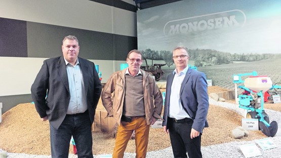 Dans le monde des machines agricoles, l’entreprise J. Bovet SA, basée à St-Aubin, a été reprise par le groupe GVS Agrar SA, une société schaffhousoise issue d’une fusion.  De gauche à droite: Markus Angst (GVS Agrar AG), Philippe Bovet (J. Bovet SA) et Ivo Fausch (GVS Agrar AG). Photo: PME-successions