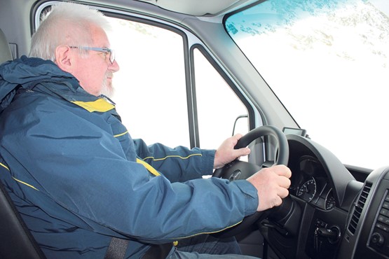 Vue plongeante à bord du Mercedes Sprinter 4 × 4. Le chauffeur se sentira parfaitement à l’aise, même sur les terrains difficiles des Hautes Alpes.Roland Hofer