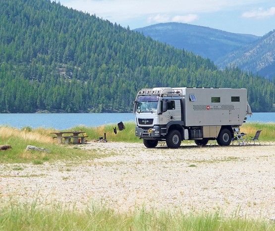 Spécialisé pour le terrain: MSL 60-18 sur base MAN TGS 18.440 4×4, taillé pour tous les conditents, 8,2 m de long, 3,6 m de haut, 10,2 t à vide. Moteur 6 cylindres turbodiesle 10,5 l de 440 ch.Photo Tartaruga