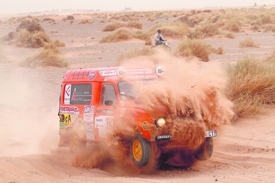 La bonne vieille Renault 4 se débrouille mieux dans le terrain que bien des SUV.