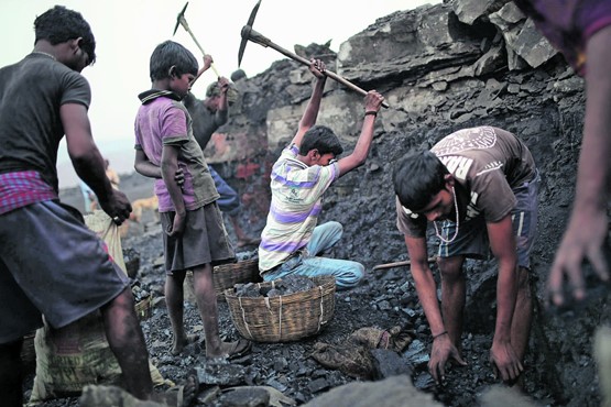 Mines de charbon en Inde. En cas d’acceptation de l’initiative, le courant consommé en Suisse proviendrait en partie de centrales à charbon.  Quid de nos efforts pour la transition énergétique?