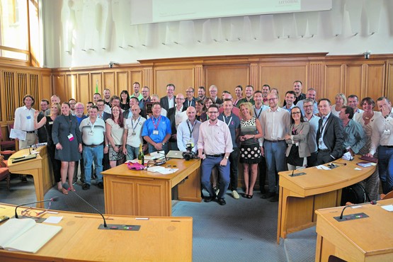 En haut: l‘équipe des entrepreneurs neuchâtelois a fêté au Château le plus grand groupe de Suisse (55 membres actuellement), ce qui lui vaut d‘être le premier chapter «Platinum» de tout le pays. En bas, le lancement du groupe Yverdon-les-Bains Source, les invités échangent des cartes de visite (à g.) et réseautent tôt le matin.PHOTOS: proview360/Kushtrim JASHARI