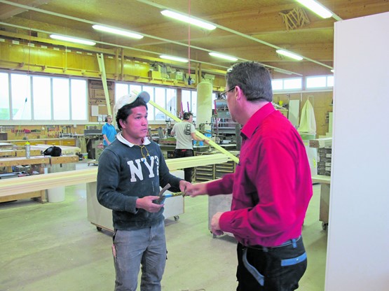 Le team Favre se compose de trois personnes qualifiées, deux apprentis et un aide menuisier. A l’image, Sam (en bas à g.), Vincent (en bas à dr.) et Ali (en haut à g.). «Je forme mes menuisiers selon le système dual, toujours encadrés par les expérimentés», explique Bernard Favre (en haut à dr.). Ci-dessus, la PME qu’il a construite à neuf à Grandsivaz.  Photos intérieures: OGI. Extérieur: DR