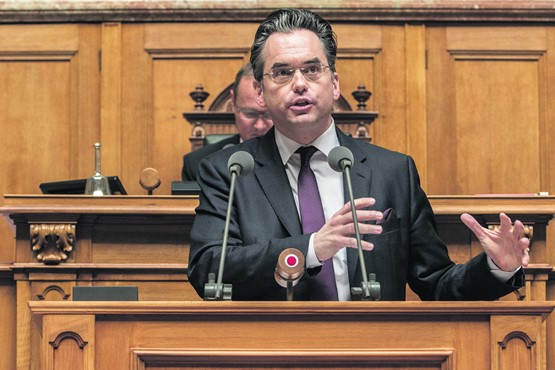 Olivier Feller: «Les conséquences d’«AVSplus»? Elle renchérirait le coût du travail  et freinerait l’embauche, tout en diminuant le salaire net disponible pour les  travailleurs à la fin du mois. Un texte à rejeter le 25 septembre prochain!   DR
