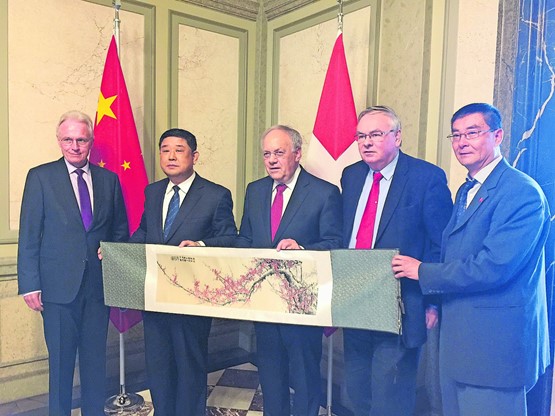 De g. à dr.: CN Hans-Ulrich Bigler (dir. usam), Quan Zhezhu (vice-prés. ACFIC), CF Johann Schneider-Ammann (Economie), CN Jean-François Rime (prés. usam) et Yang Yumin (dél. usam Chine). DR