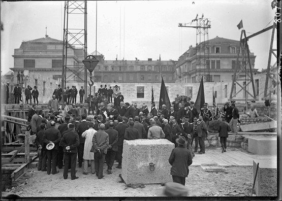 Genève, rue Charles-Galland: construction du Musée d’art et d’histoire, pose de la première pierre, le 17 septembre 1904. Négatif argentique noir/blanc sur verre (Bibliothèque de Genève).