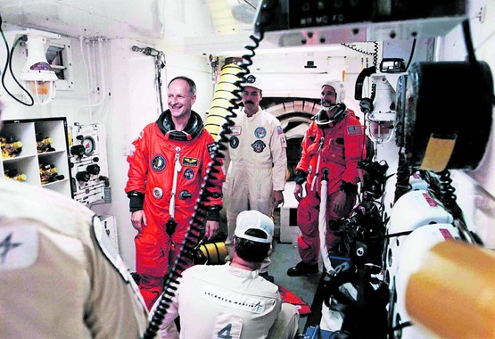 Claude Nicollier dans la White Room de la NASA, avant de s’envoler. Il avait pourtant mis toutes ses compétences à disposition du projet suisse S3…NASA