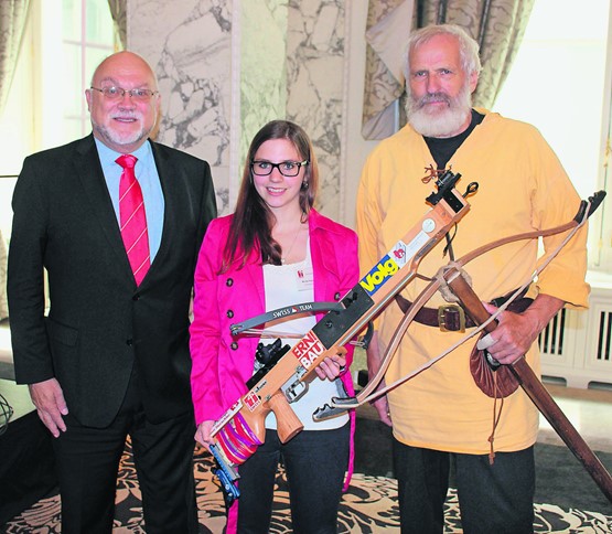 Les amis de l’arbalète avec, de gauche à droite, le président de SWISS LABEL, Ruedi Lustenberger, Monika Hurschler et Sepp Steiner, champions invités. 