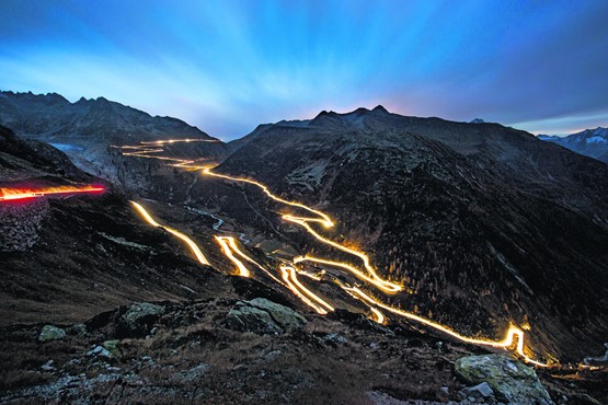 Les automobilistes en ont plus assez d’être surtaxés (Photo: le Col de la Furka, éclairé par les phares des véhicules).SWISS-IMAGE ⁄ Marcus Gyger