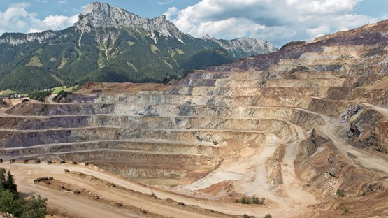 Es gibt keinen Grund, KMU in dieselbe Grube zu stossen wie internationale Konzerne: Eisenerzgewinnung am steirischen Erzberg. Bild: Fotolia