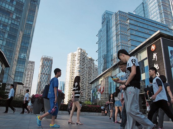 Tauschen ihre privaten Daten bereitwillig gegen konkrete Vorteile ein: junge Chinesen in Shenzhen. Bild: Gerhard Enggist