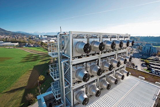 CO2-Reduktion konkret: Die erste kommerzielle Anlage der Schweiz, die CO2 aus der Luft filtert, steht im zürcherischen Hinwil. Sie soll pro Jahr 900 Tonnen CO2 aus der Umgebungsluft abscheiden.  Bild: Keystone/Branko De Lang