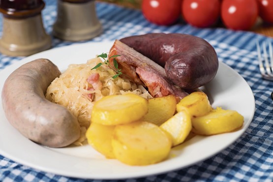 Herbstliche Gaumenfreuden: Die Schlachtplatte mit Blut- und Leberwurst, Speck und Sauerkraut steht aktuell in zahlreichen Landgasthöfen und Restaurants auf der Speisekarte.Bild: zVg