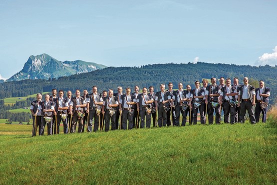 Pour illustrer cette grande diversité des cantons suisses, le Chœur des Armaillis de la Gruyère pose devant le Moléson. La solidarité entre les cantons existe, mais ne doit pas être exagérée.Photo: dr