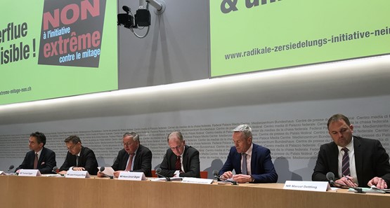 Le comité national opposé à l’initiative contre le mitage votée le 10 février prochain, lors de la présentation de ses arguments à Berne le 11 décembre 2018.