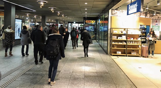 Gibt es hier bald nur noch Platz für Grossverteiler oder internationale Ketten? Die Retailmieten in den Bahnhöfen der SBB schiessen in den Himmel – auf Kosten des KMU-Detailhandels.Bild: CR