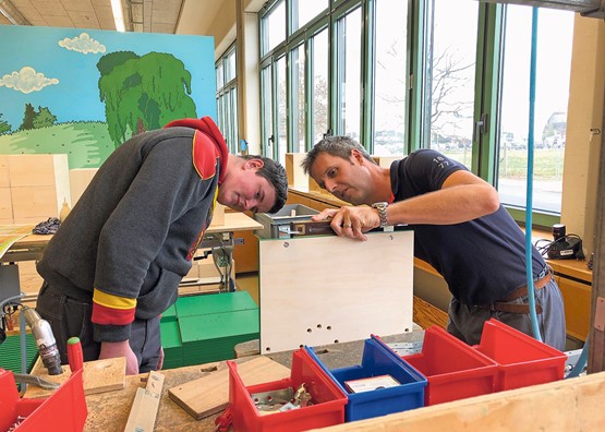 Berufsbildner Iwan Müller (rechts) begleitet Luca Jufer bei seiner Praktischen Ausbildung zum Schreiner in der Stiftung Brändi. Bild: CR