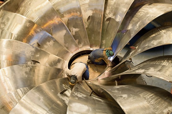 Il faut se remettre au travail sur le marché de l’électricité: une turbine Francis en pleine révision. Photo: dr