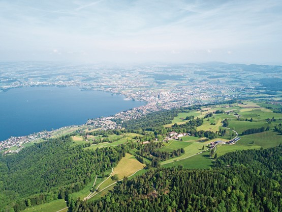 Aussicht vom Zugerberg aus: Bauen auf der grünen Wiese ist heute schon weitgehend Geschichte; Gemeinden, Städte und Kantone entwickeln sich nach innen. Bild: Raphael Küttel/unsplash