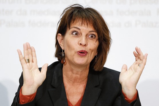 «Steuer? Welche Steuer? Oh nein, das ist doch bloss eine Gebühr!» – Ex-Medienministerin Doris Leuthard verstand es meisterhaft, den Bürgern Sand in die Augen zu streuen – und kam damit durch. Bild: Keystone/Klaunzer