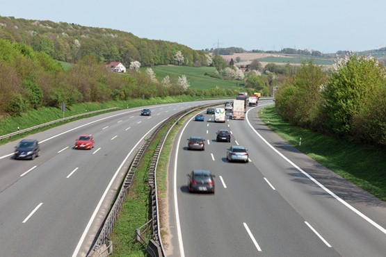 In Deutschland sind sechsspurige Autobahnen längst Realität – und der Verkehr fliesst. Die Entscheidung des Bundesrats, solche auch in der Schweiz zu planen, geht in die ­richtige Richtung.Bild: Fotolia
