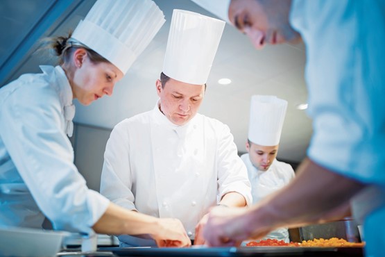 Le légendaire Franck Giovannini, entouré par son team. Le «cuisinier de l’année» s’active en cuisine et forme les talents. Une photo prise à Crissier le 2e octobre 2017 au «Restaurant de l’Hôtel de Ville de Crissier Benoît Violier». Photo: Keystone/Valentin Flauraud