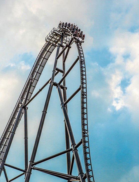 Wer politische Achterbahnen nicht scheut, kann den Osteuropa-Ausblick geniessen: Im Bild: die Hyperion-Achterbahn des Schweizer Familienbetriebs Intamin im polnischen Zator.Bild: Energylandia