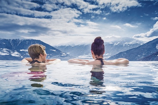 Im warmen Wasser wohl geborgen, den Blick in die Ferne schweifen und die Seele baumeln lassen – so geniessen Sie eine Badekur in vollen Zügen vor prächtigem Alpenpanorama.Bild: Fotolia