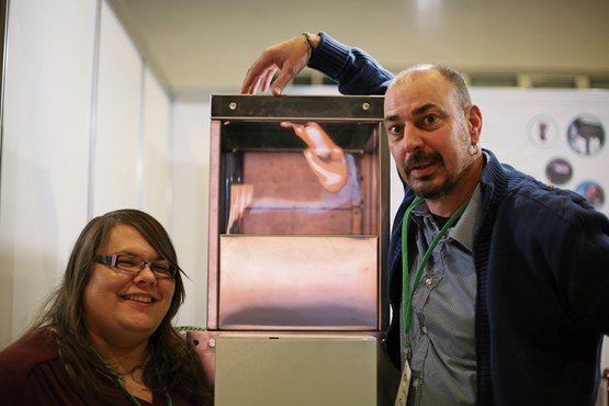 Elodie Moigné, responsable technique de DM Green, la machine suisse Revopack et son inventeur, l’entrepreneur Jean-Marie Divorne (de g. à dr.). Photo: Ogi