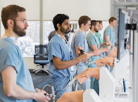 Das Schweizer Unternehmen VirtaMed AG ist weltweit führend, wenn es um die virtuelle Schulung von minimalinvasiven Operationen geht – und für den Export Award nominiert. Die Firma steht stellvertretend dafür, dass die meisten Schweizer Patente aus der Medizintechnik kommen. Bild: VirtaMed