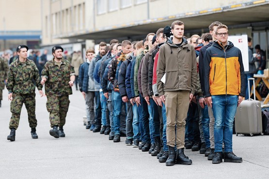 Der RS-Beginn soll auf das Ende der Berufslehren abgestimmt werden, verlangt der Ständerat: Rekruten beim Einrücken auf dem Waffenplatz Thun. Bild: Keystone Peter Klaunzer