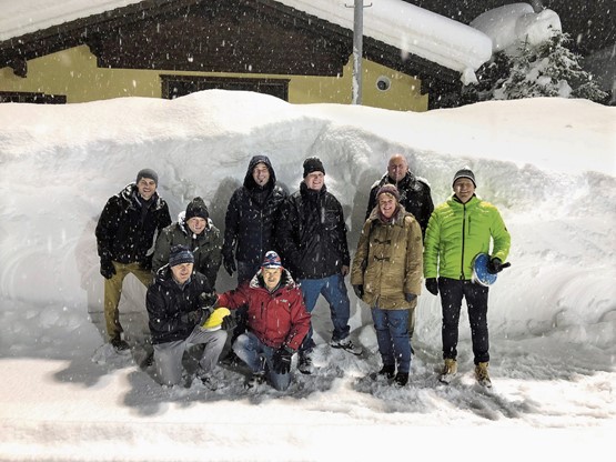 Der aktuelle Vorstand des KGL neulich im Schneegestöber von ­Klosters: Präsident Peter With (4. v. l. h.) und sein Team sind warm angezogen und bestens gerüstet für die Umwälzungen und Veränderungen in der Wirtschaftsstruktur. Bild: KGL