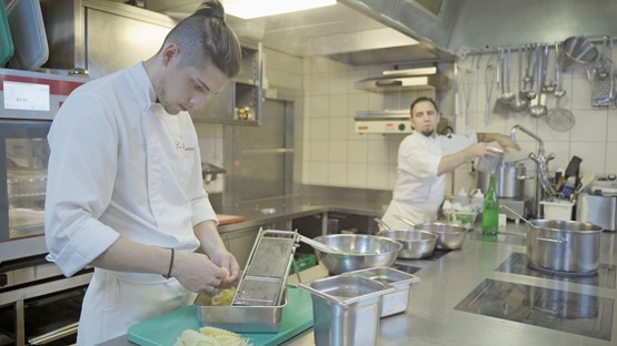 Riccardo Da Silva (links) kann das Gelernte unter den Augen des Küchenchefs sofort anwenden.Bild: zVg