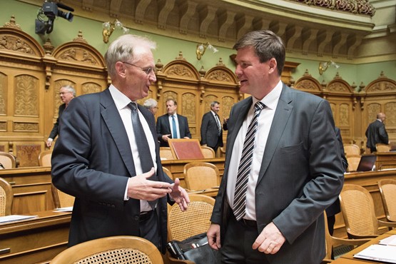 Erfolg der sgv-Spitze im Kampf gegen überbordende Regulierungskosten: Die FDP-Nationalräte Hansjörg Brunner (r.) und Hans-Ulrich Bigler. Im Hintergrund links sgv-Präsident Jean-François Rime. Bild: Keystone della Valle