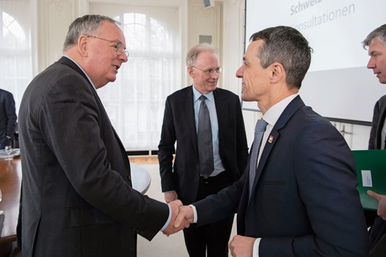 Aussenminister Ignazio Cassis (rechts) und sgv-Präsident Nationalrat Jean-François Rime (SVP/FR) anlässlich der Konsultationen zwischen dem Bundesrat und den Gewerkschaften betreffend des Rahmenabkommens Schweiz-EU. Im Hintergrund sgv-Direktor Nationalrat Hans-Ulrich Bigler (FDP/ZH). Bild: Anthony Anex/Keystone