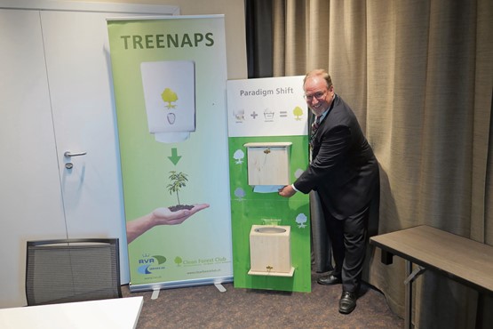 Un combattant infatigable pour plus de durabilité: Armand Rudolf von Rohr présente ses Treenaps à la Conférence des Nations Unies sur les forêts LAS17 à Varsovie.Photo: dr