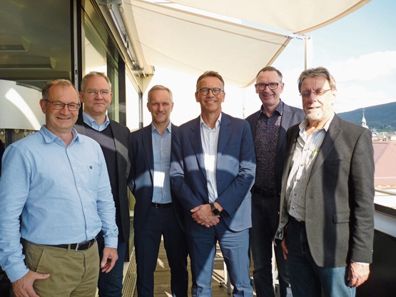 Lors de l’assemblée de fondation à Olten, les membres suivants ont été élus au Comité directeur du SIPIZ (de gauche à droite): Daniel Furrer, directeur adjoint VSSM; Patrick Fus, responsable de Metaltec Suisse; Christoph Starck, directeur Lignum; Markus Stebler, président SZFF et président SIPIZ; Rolf Honegger, Comité directeur VST; Hanspeter Kolb, responsable de la sécurité incendie, Haute école spécialisée de Berne en architecture, bois et construction.	Photo: Michael Meuter