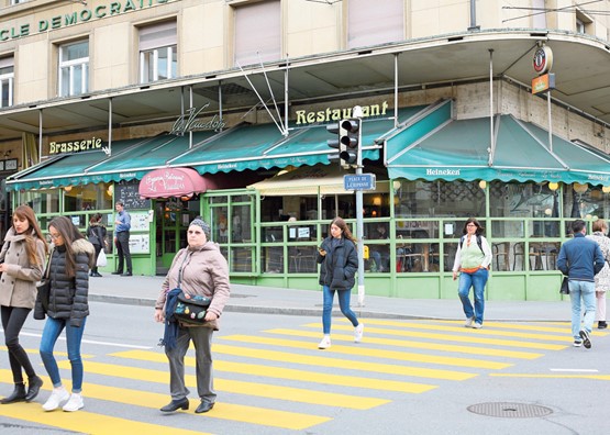 Lausanne exige la destruction de toute l’infrastructure extérieure du Vaudois: podium, véranda, stores et parasols. Photo: Ogi