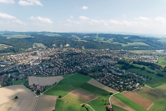 Die präsentierte Vorlage für eine zweite Revision des Raumplanungsgesetzes überzeugt nicht: Blick auf die Stadt Burgdorf.Bild: Lukas Lehmann/Keystone