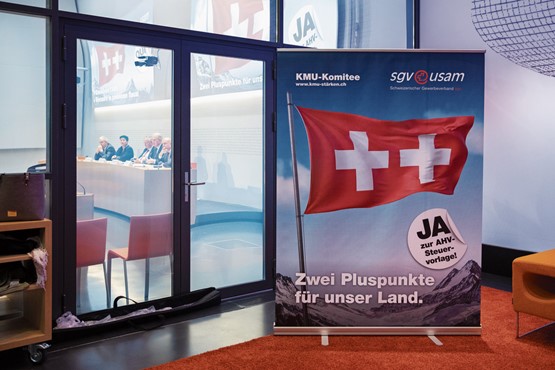 Ein doppeltes Plus für die Schweiz: Ein Ja zur AHV- Steuervorlage an diesem Wochenende hilft, Arbeitsplätze zu erhalten und den Druck auf die AHV für einen Moment zu lindern.Bild: Peter Klaunzer/Keystone