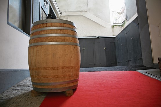 Des cinq tonneaux du vigneron Massy, un seul est resté en place.Photo: Ogi