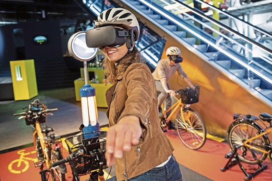 Die Suva setzt sich mit ihren Kampagnen für mehr Sicherheit bei der Arbeit und in der Freizeit ein. Im Bild: Das «Virtual-Reality-Velo» im Verkehrshaus Luzern.Bild: Suva/Valentin Luthiger