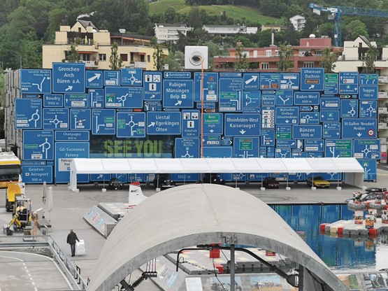 Wohin geht die Reise? Strassenschilder im Verkehrshaus der Schweiz in Luzern. Bild: Gerhard Enggist