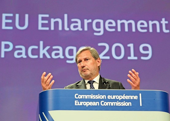 Le commissaire européen Johannes Hahn aime prêcher depuis tout en haut! Photo: Keystone/Epa/Olivier Hoslet